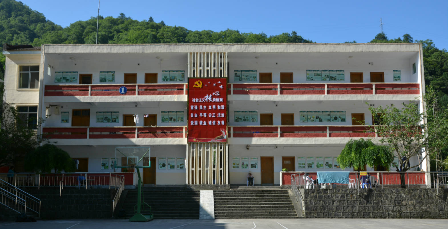 火地塘试验林场1号学生楼拆除重建工作启动