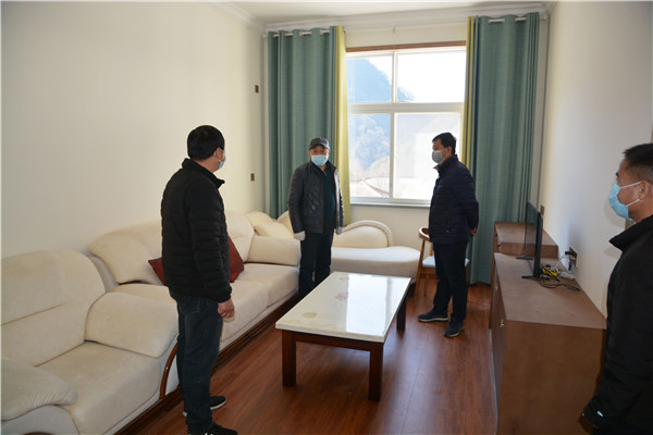 0bb4bbaf34694e7b88dd24015614d0c0.jpg 朱荣科查看宾馆.jpg