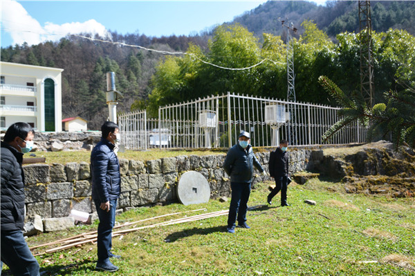 306bdd08a48f4c2e8b238e7c996f5b57.jpg 朱荣科查看气象站选址.jpg