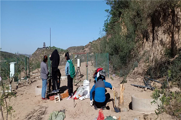 208e2ad4a2e8454e9cd03ee616087b6d.jpg 马理辉团队在钻取土样.jpg