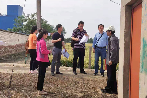 调研组进行实地调研.jpg