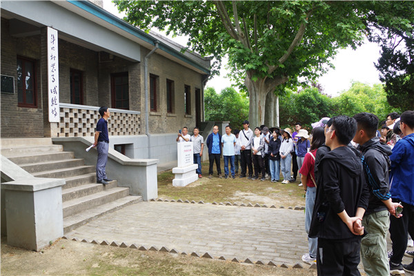 师生接受爱国主义和校史校情教育.jpg