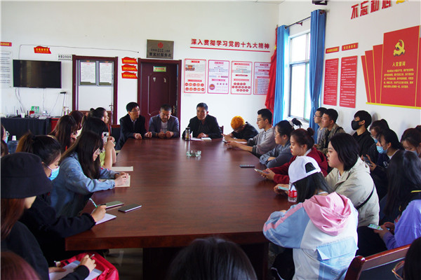 与驻地周边村委会对接.jpg