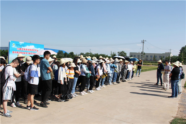 曹新庄试验农场场长饶慧斌介绍农场基本情况.jpg