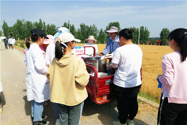 驻场实践锻炼教师吴建辉为师生派送消暑绿豆汤.jpg