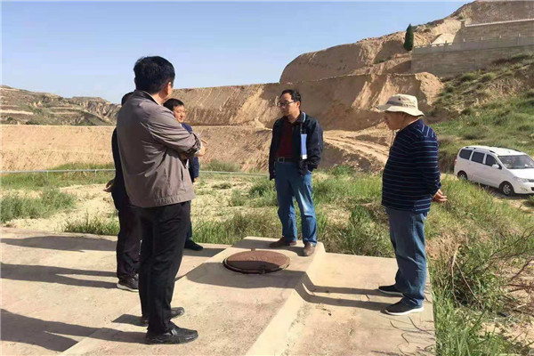 朱荣科一行在基地检查.jpg