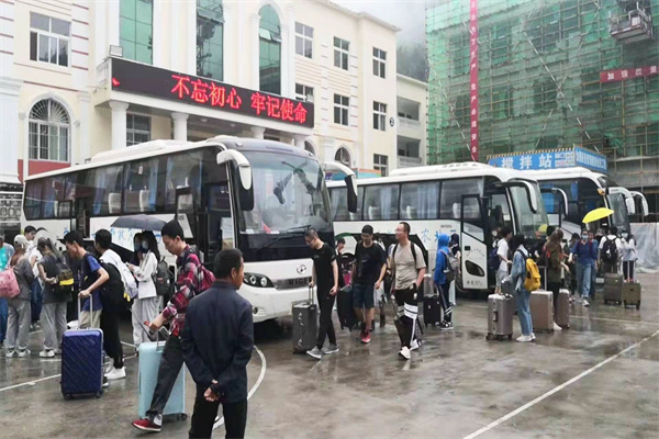 实习师生顺利抵达火地塘试验林场.jpg