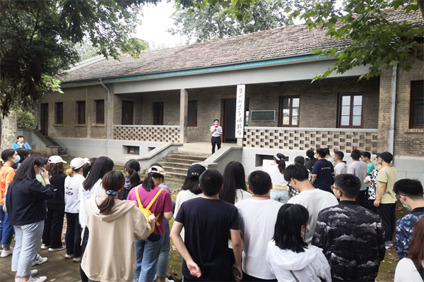 师生参观于右任第二办公室.jpg