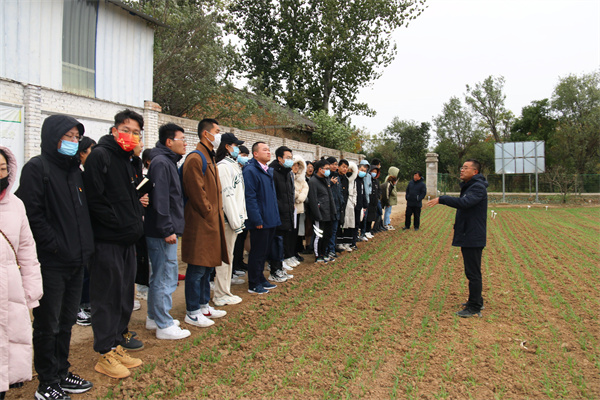 在小麦试验田实践教学.jpg