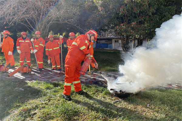 示范讲解扑火器具的使用方法_副本.jpg