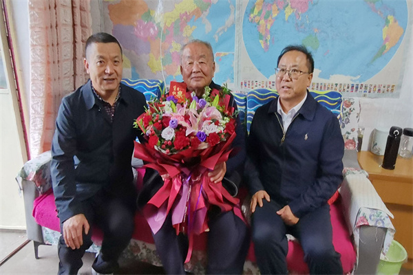 看望慰问王德芳老师.jpg