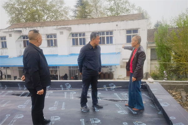 实地查看周至试验站屋顶防水.jpg