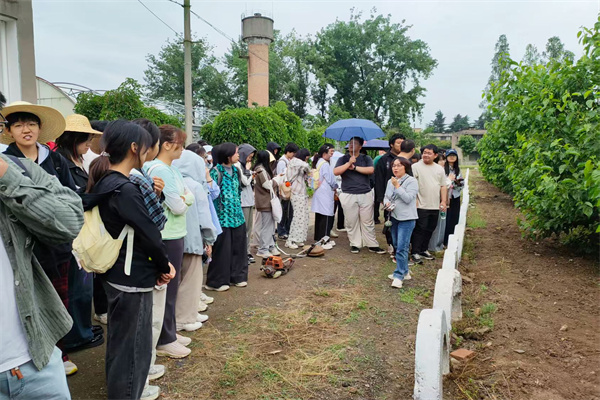 张敏娟老师在周至二曲试验站现场教学.jpg
