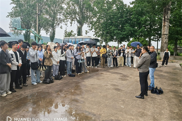 师生在眉县试验站实践教学.jpg