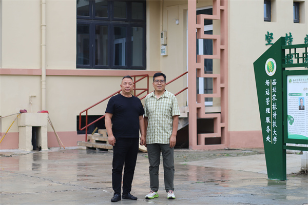 西安知行游学研究院院长刘兴华来站调研_副本.jpg