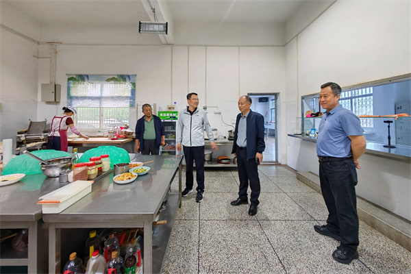 3检查食堂运行情况.jpg