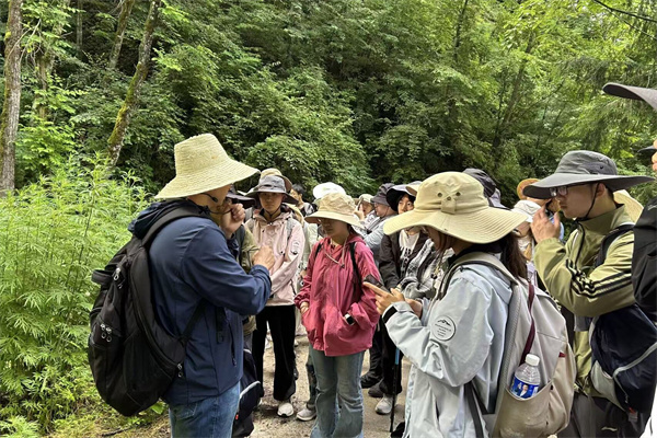 林学院庞军柱老师指导学生开展生态学实践.jpg