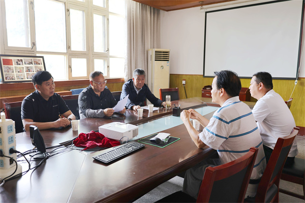 与咸阳试验站负责人座谈.jpg