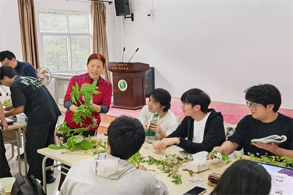 生命学院郝文芳老师细心指导学生制作植物标本.jpg