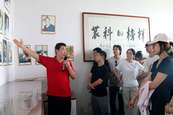 参观科研展室.jpg