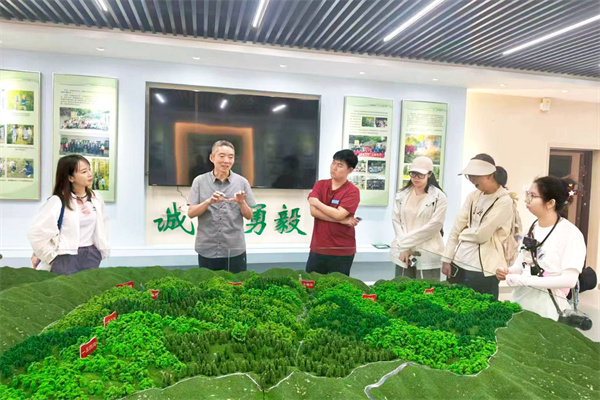 场长侯沛带领营员参观林场生态展室_副本.jpg