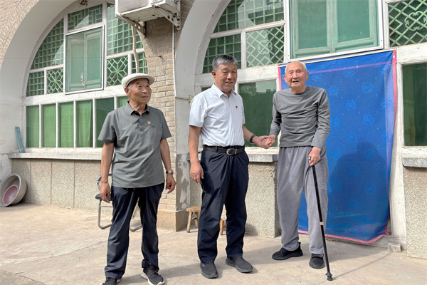 3吴继东看望慰问老党员毕华明.jpg