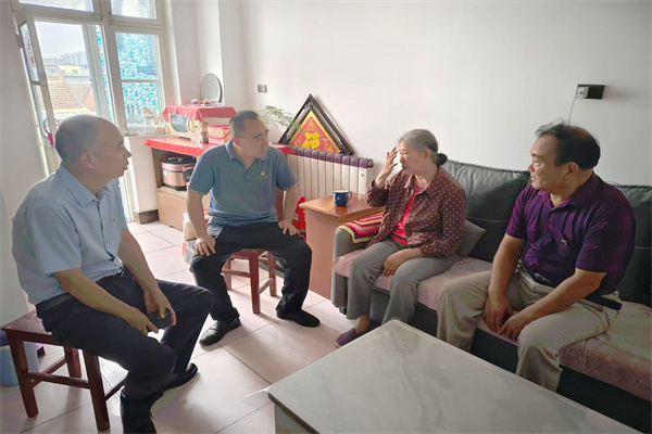 6孙平阳看望慰问老党员张玉英.jpg