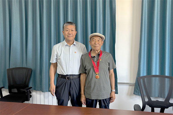 处领导“七一”前看望慰问退休党员代表