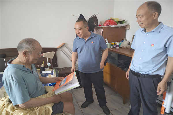 7副处长孙平阳看望慰问老党员王学勤.jpg