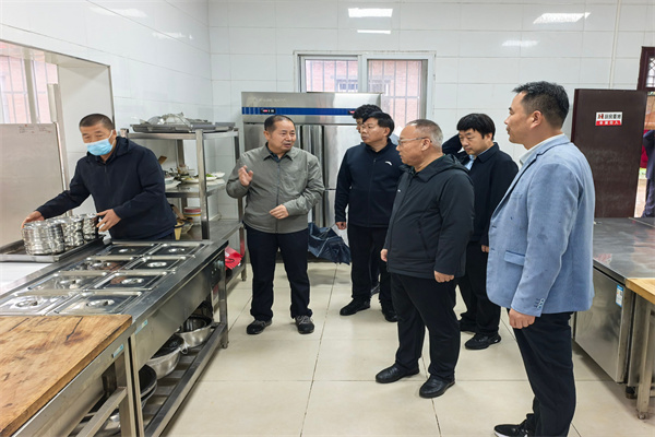 检查眉县试验站师生食堂安全.jpg
