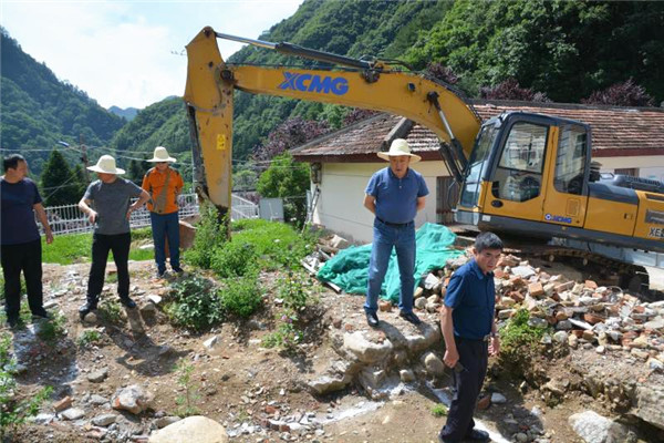 查看待建1号学生宿舍楼施工现场.jpg