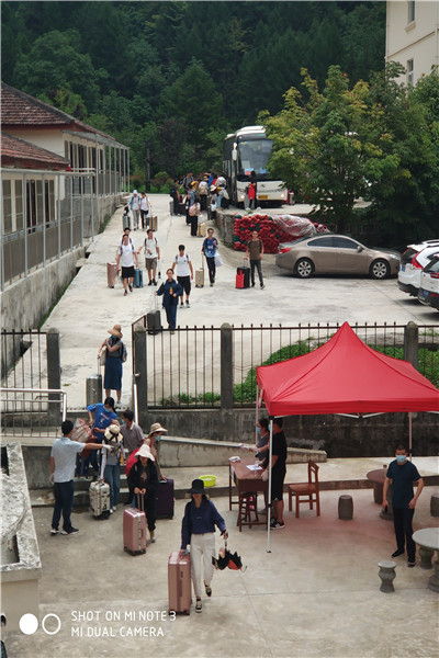 实习师生陆续抵达火地塘试验林场.jpg