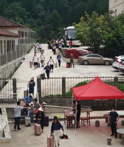 实习师生陆续抵达火地塘试验林场_副本.jpg