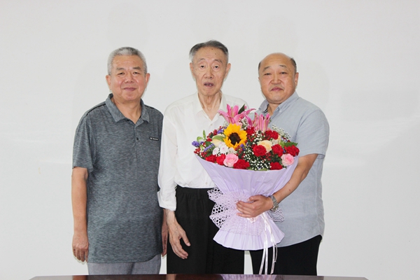 b13418dd2d9c46bab8e0017078d0ec36.jpg 朱荣科一行拜访看望我校校友李佩成院士_副本.jpg