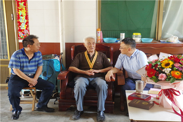 1d9112268cc54020b1ade954ad3d5be9.jpg 校党委副书记吕卫东赴斗口试验站看望慰问抗战老兵王炳光.jpg