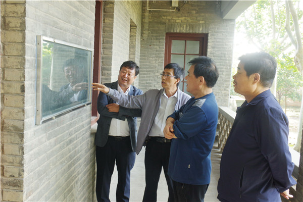 864c2c22c9574d9fa898b451ed9ff964.jpg 参观于右任第二办公室.jpg