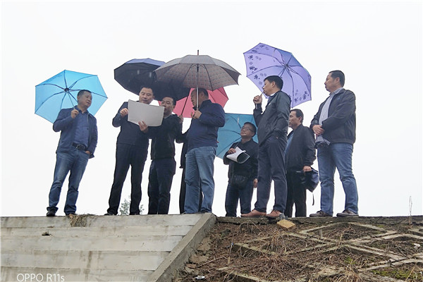 afb05020d4eb4cb8bdc7cf5ca9cb81f7.jpg 现场办公协调农业农村部植物新品种测试杨凌分中心改扩建项目落地事宜.jpg