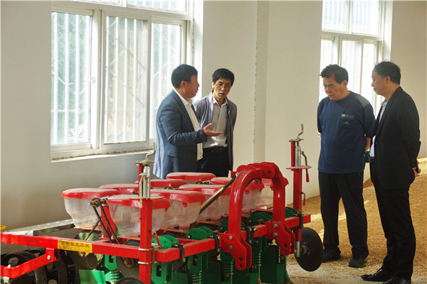 cdfa92a01c594611ae23a26578374174.jpg 参观小麦交互式沟穴播机.jpg