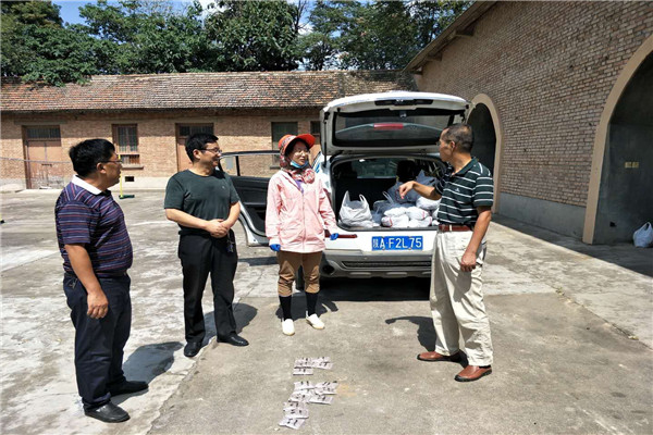 f0077a94c28547c49ff941a62957affb.jpg 听取驻站水保所陈文茜博士介绍项目开展情况.jpg