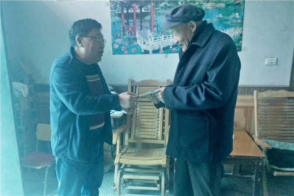 20d5874f5a16481eac88283fe704c891.jpg 看望李全成老人.jpg