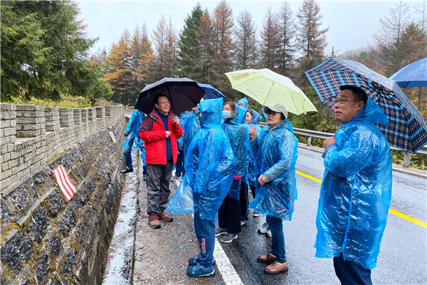 eba5bf0c4fc3468aa9e36c2e4c3aed84.jpg 林学院侯琳教授为研讨班一行介绍秦岭概况.jpg