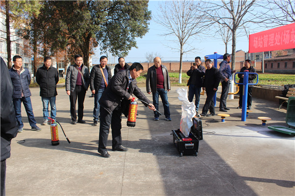 2d2f1ca1ff1f4057addfb7262ddd1370.jpg 与会干部职工进行电子灭火器模拟演练.jpg