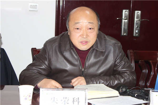 8f206e342111427b874cfc313d63d4c5.jpg 场站管理处处长朱荣科介绍火地塘试验林场森林资源二类调查及森林经营方案编制项目基本情况.jpg