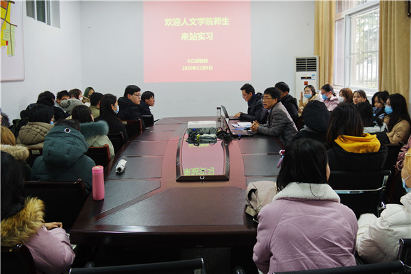 c1e1bc52d62949e89de42324fa723eba.jpg 斗口试验站负责人介绍试验站教科服务保障情况.jpg