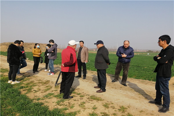 cb971bd1a7bf460cbe7e8ca1d00a33c0.jpg 朱荣科与张睿研究员交流.jpg