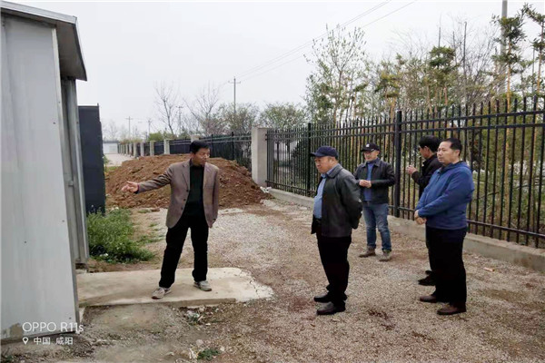 朱荣科检查蔬菜基地饮水设施.jpg