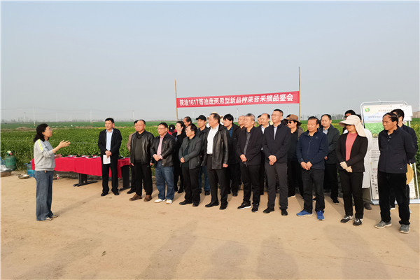 1b4d8f9403c14fb482c9106ca11b1f9f.jpg 农学院油菜团队徐爱遐研究员介绍多功能型油菜特性.jpg