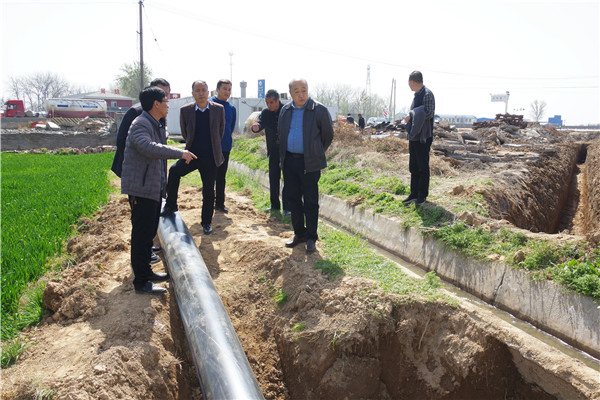 查看斗口试验站灌溉引水工程施工情况.jpg