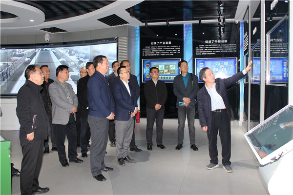 b9225b4a8bf84236b71703420a749511.jpg 参观学校科技推广展室.jpg