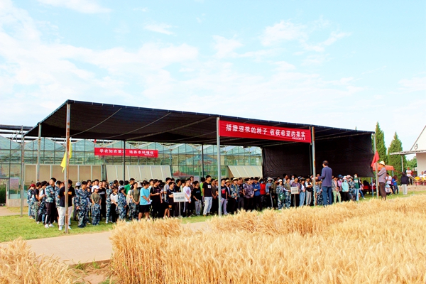 0a41a7a49bc94ff58db1e9c5ec570f00.jpg 实习学生接受农史与安全知识教育_副本.jpg